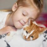 Katze schmust mit Kind (depositphotos.com)
