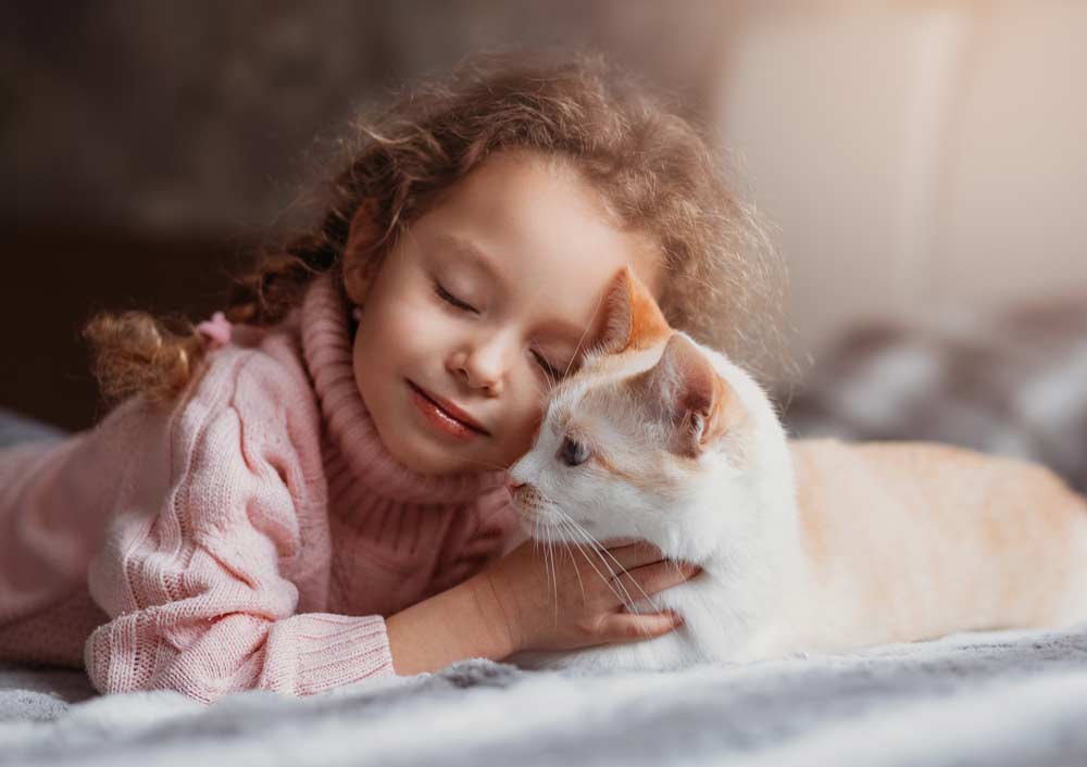 Katze schmust mit Kind (depositphotos.com)